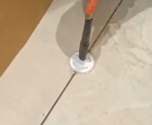 禹会瓷砖空鼓维修公司专业解答瓷砖在铺贴过程中，如果没有涂抹均匀到位的粘结材料（如水泥砂浆或瓷砖胶），可能会导致以下问题